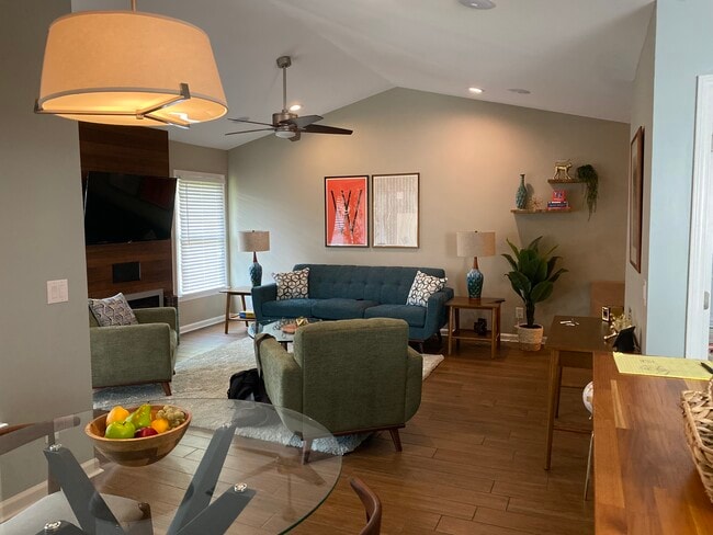 Building Photo - 125 W Victoria Ct