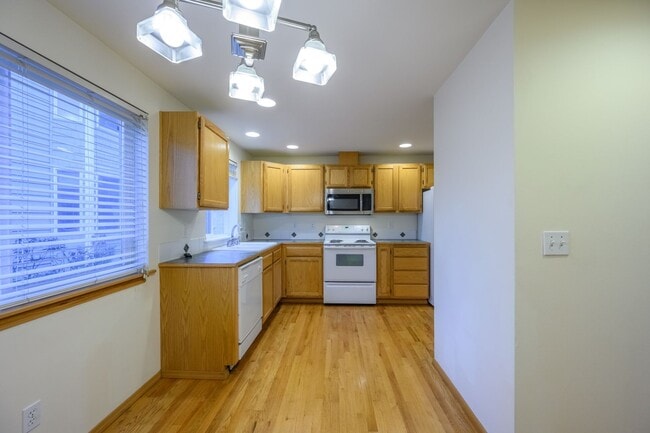 Building Photo - Lake City Living at Its Best Spacious 3BR Townhome with Garage & Easy I-5 Access