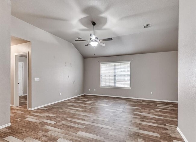 Building Photo - * * * $250 Move-in Special * * * Charming 3 Bedroom Home in Yukon with Modern Updates! * * * $250...