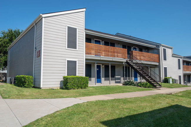 Primary Photo - Maxton West Apartment Homes