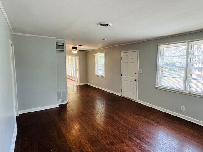 Building Photo - Spacious 3 Bedroom / 2 Bath Home – Designe...