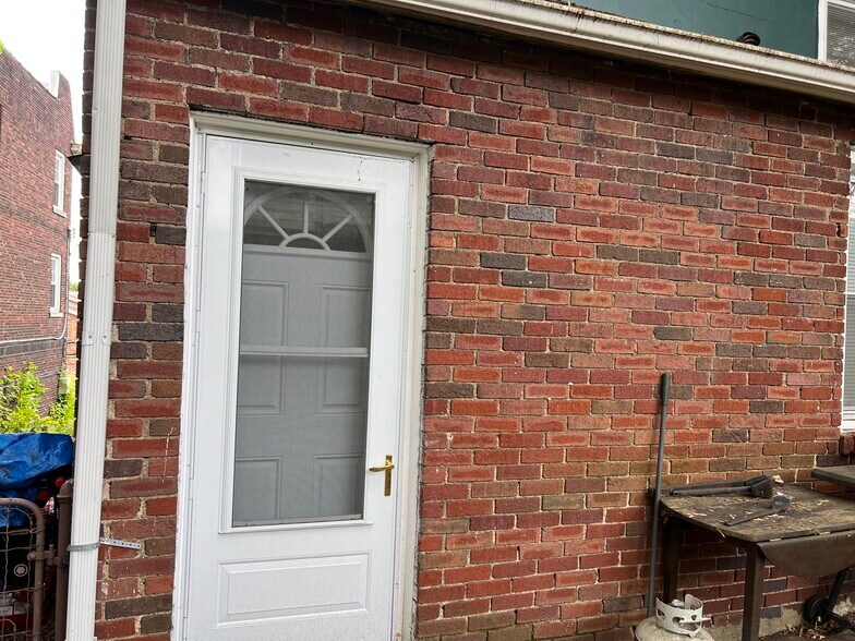 Building Photo - 5521 Hobart St