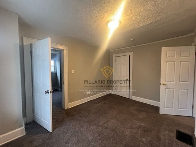 Building Photo - Close to Downtown Indy, Crown Hill, 4 Bedroom, 2 Bathroom House Available NOW!