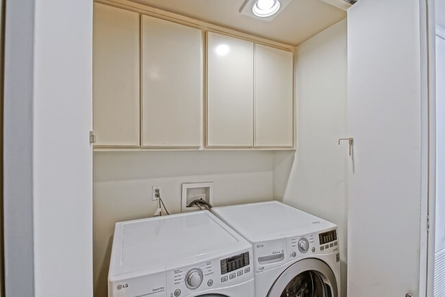 Building Photo - **Move in Special $1000 Off Third Months Rent** Remodeled Corner 3+2 Unit with Luxury Finishes Ne...