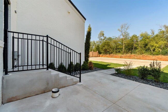 Building Photo - 18821 Selah Wy