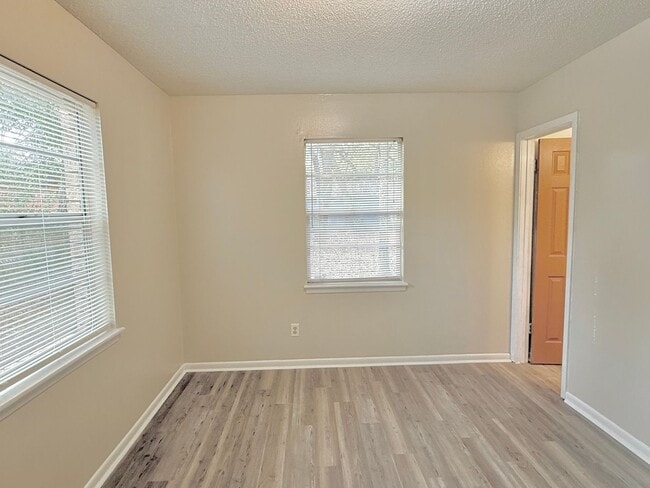 Building Photo - Quaint 3-Bedroom Home - Fenced Yard