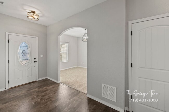 Building Photo - STUNNING 4BD HOME w/ NO ELECTRIC BILL! - Security Deposit Waiver Available