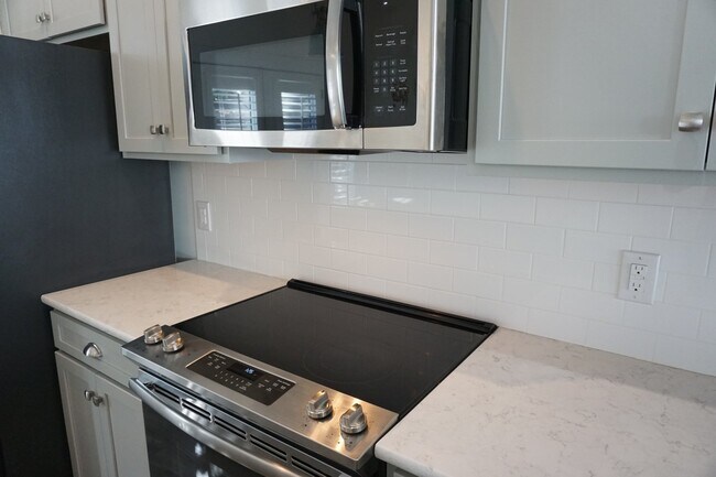 Building Photo - 3BR/3.5BA End Unit Townhome in Summerwalk!  $2,975/month - Pet friendly*
