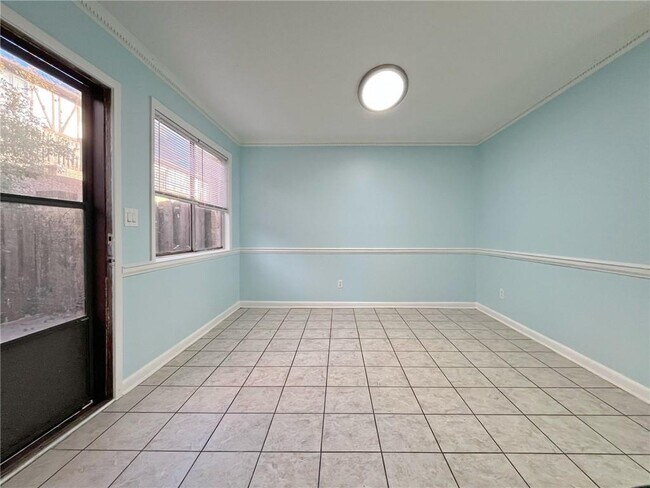 Building Photo - 2946 N Dekalb Dr