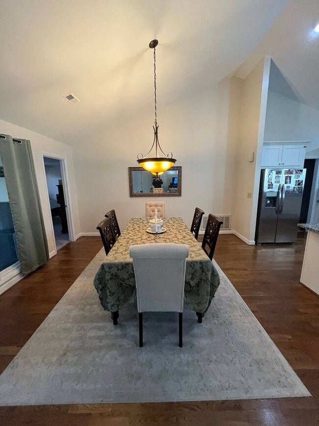 Building Photo - Beautiful 3 Bedroom 3 Bathroom Single Family Home