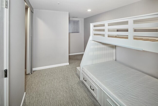 Building Photo - 276 Roslyn Ct