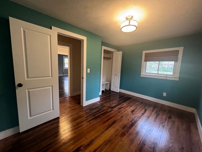 Building Photo - Adorable 2 bedroom with a bonus room!