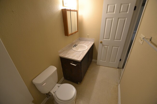 Building Photo - 2 bedroom, 2 bath apartments in Sherwood F...