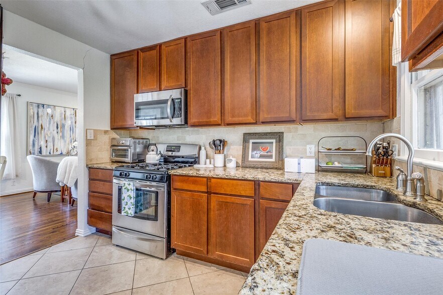 Building Photo - 3732 Seguin Dr