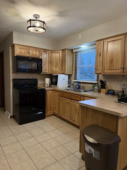 Building Photo - 4714 Oakland St