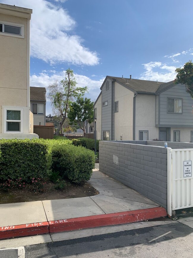 Building Photo - 3 bedroom, 2 1/2 bath townhome located nea...