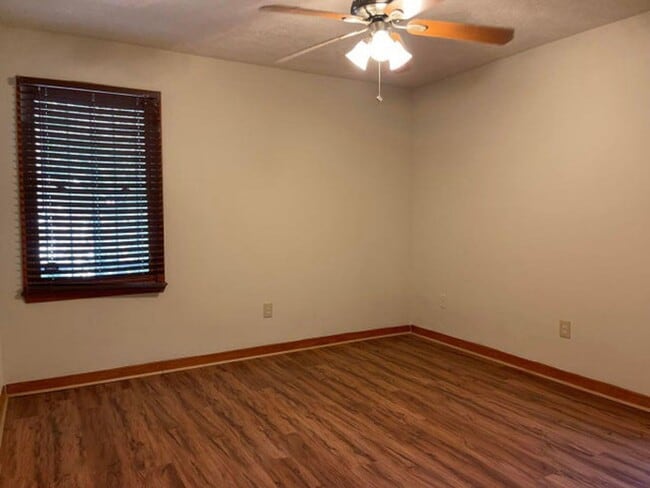 Building Photo - Charming 3 bedroom house in great shape