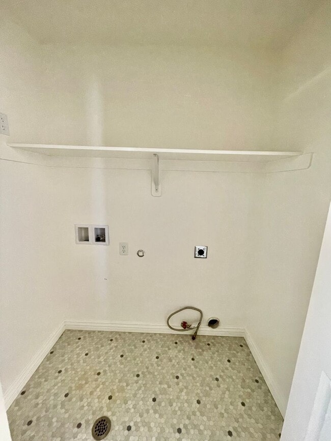 Building Photo - Adorable 3-Bedroom Townhome with 2-Car Gar...