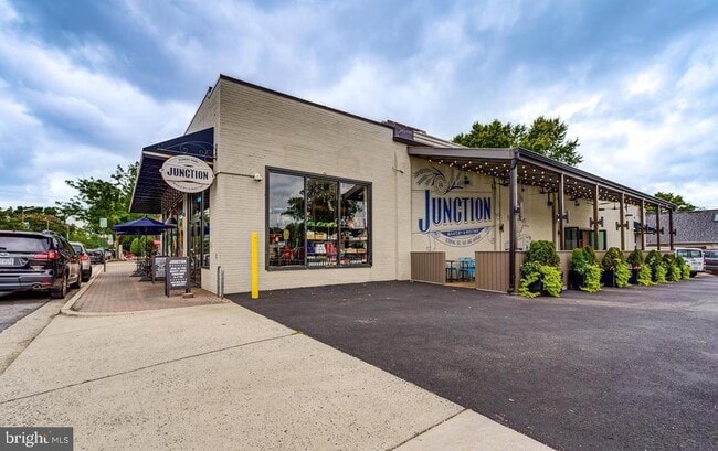 Building Photo - 619 E Custis Ave