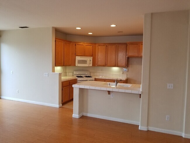 Building Photo - VERY CUTE 3BD/2BTH SINGLE FAMILY IN NORTH LINCOLN