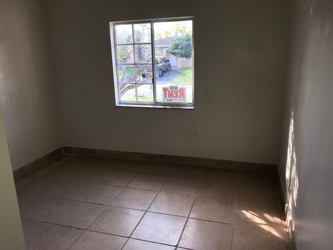 Building Photo - 917 SW 8th Pl