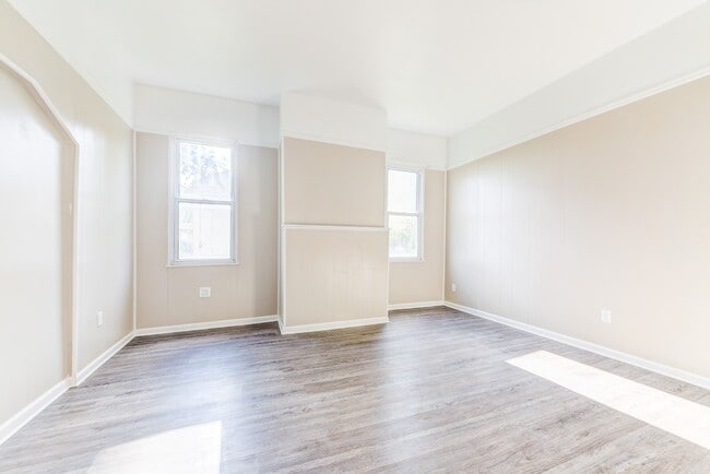 Building Photo - AVAILABLE NOW- 3 BEDROOM, 1.5 BATH HOME!