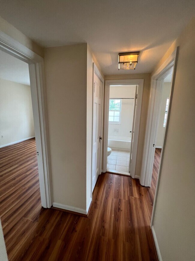 Building Photo - Large 2 bedroom, 1 bathroom condo, just mi...