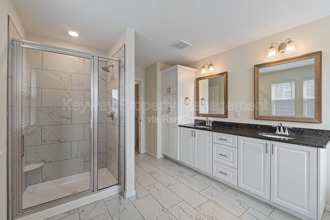 Building Photo - 585 Hampton Dr
