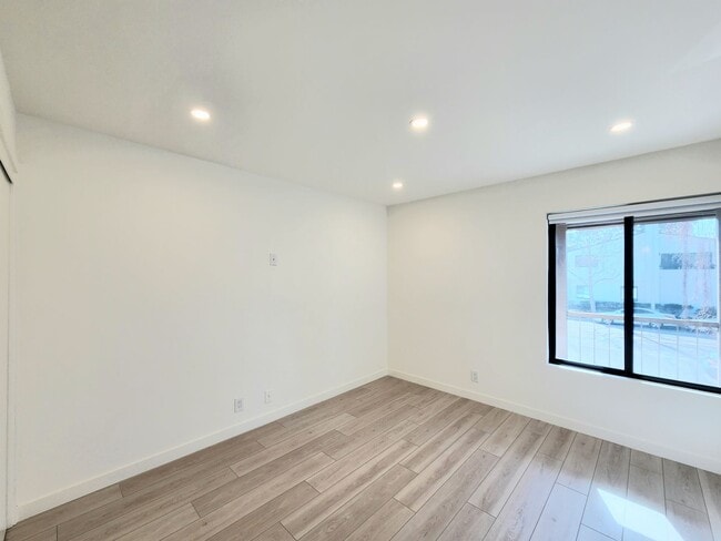 Building Photo - Meticulously renovated 2 bedroom duplex home in central San Mateo