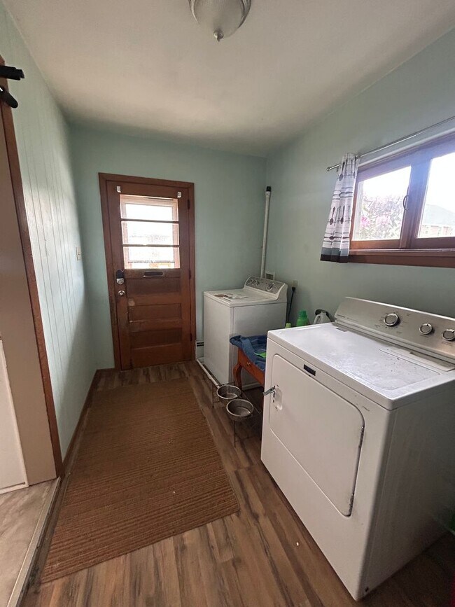 Building Photo - Charming Downtown State College Ranch Home Available August 2026