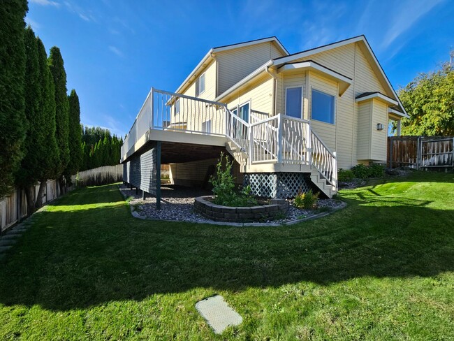 Building Photo - Two Story Home w/ Main Level Primary Bedro...