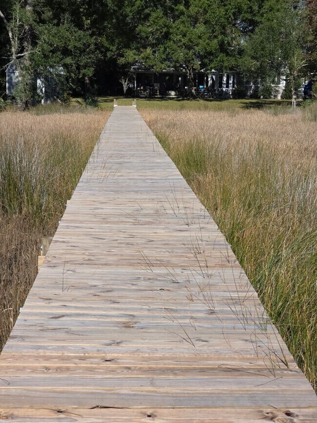 Building Photo - Beautiful 3 bedroom, 2 bath house with one car garage, located on Cummins Creek