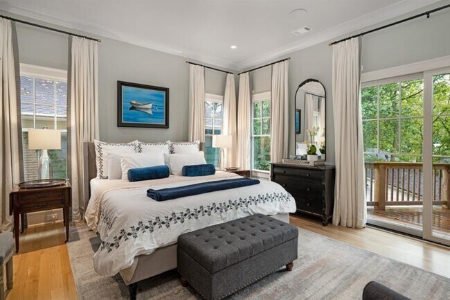 Building Photo - 407 8th St NE