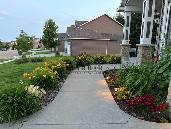 Building Photo - 2049 Kerry Dr NE