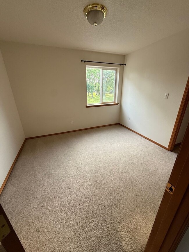 Building Photo - Great Condo next to a beautiful park!