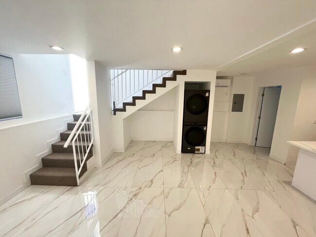 Building Photo - 419 S Clark Dr