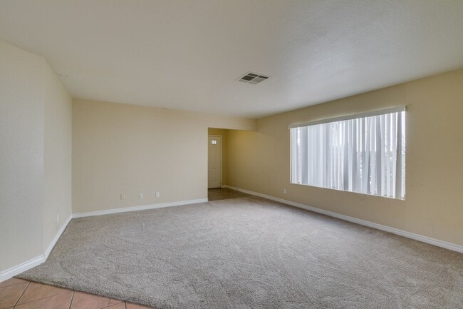 Building Photo - SUMMERLIN, SPACIOUS, 4 BED HOME WHITH A LARGE BACKYARD