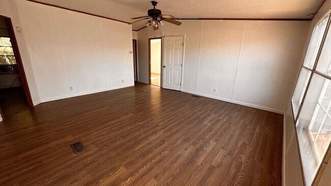 Building Photo - 3 bed 2 bath Mobile Home located in the he...