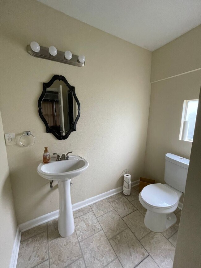 Building Photo - Charming Olmos Park Terrace Rental