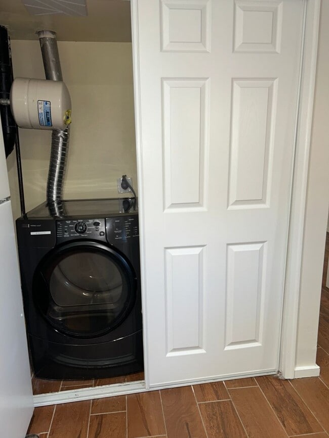 Building Photo - 4BR - West Seattle w/ 2 Kitchens. Landscaping Included!
