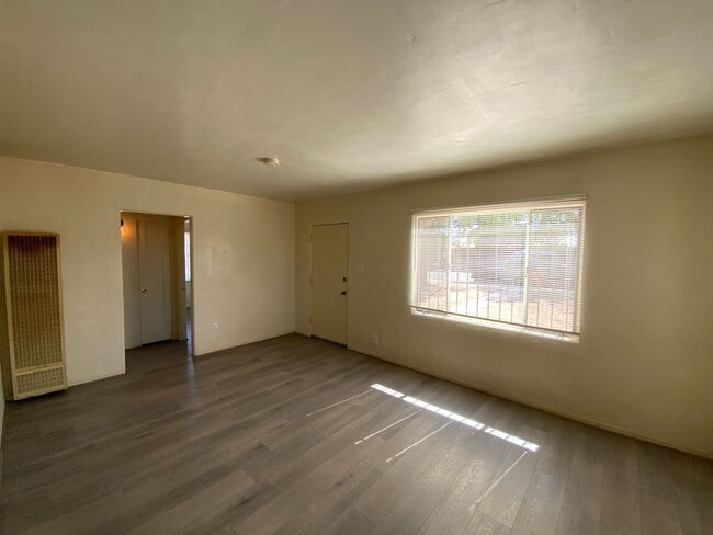 Building Photo - 2 Bedroom Single Story Home Available Near...