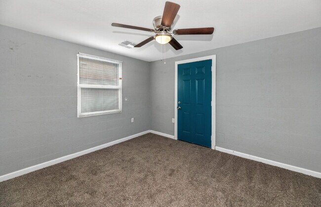 Building Photo - 2BR Unit with Private Backyard One Level