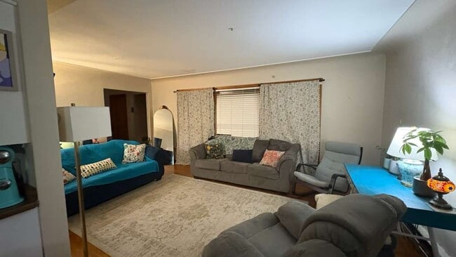 Building Photo - 1320 Main St