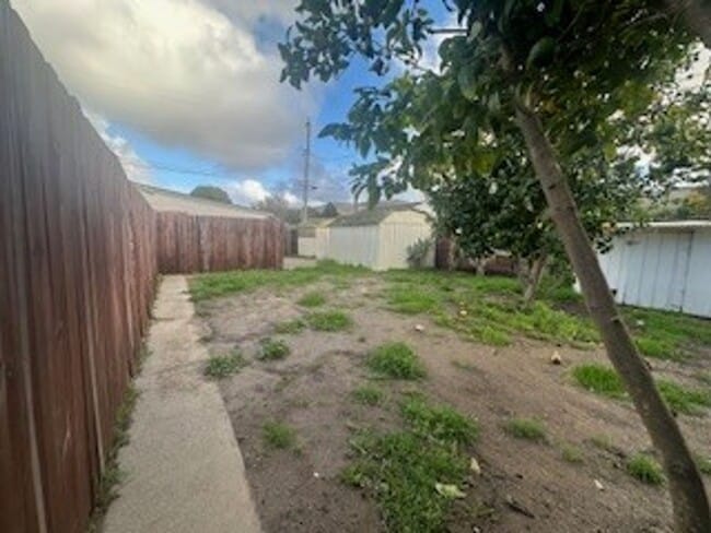 Building Photo - Three Bedroom Single Family Home