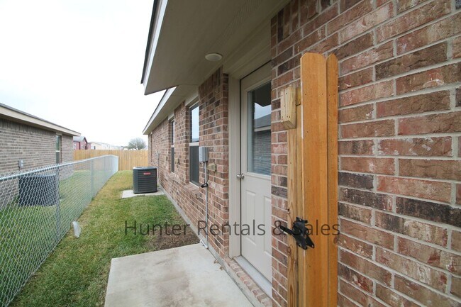 Building Photo - North Killeen 3-Bed Duplex with Modern Tou...