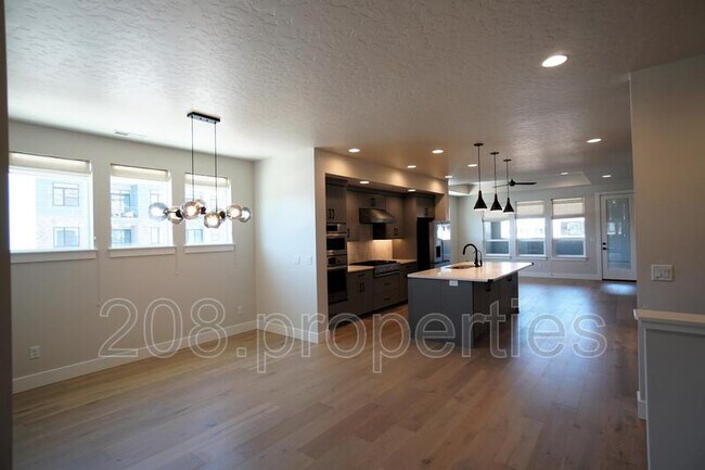Building Photo - 3045 S Honeycomb Way