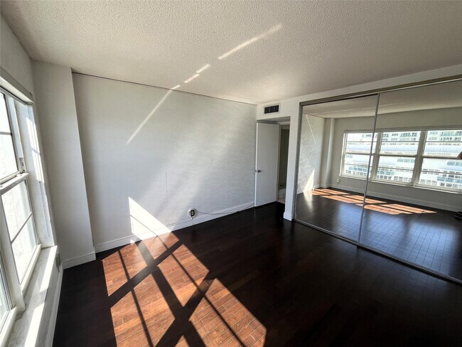 Building Photo - 3500 Galt Ocean Dr