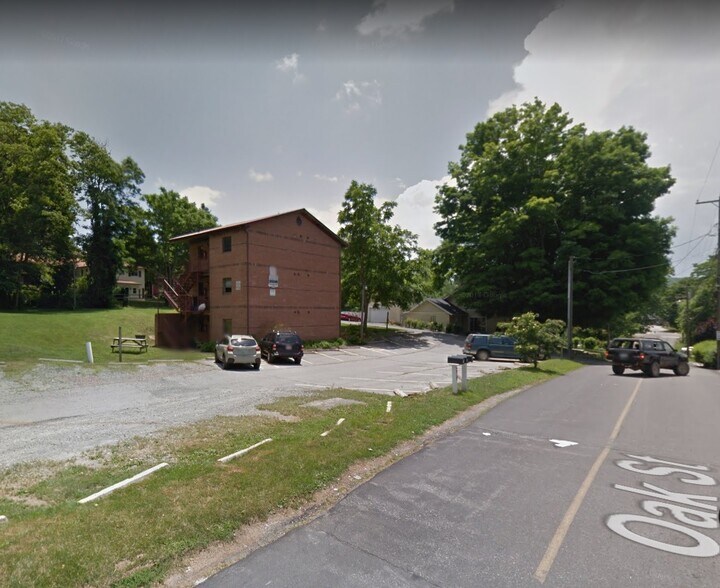 Building Photo - 279 Oak St