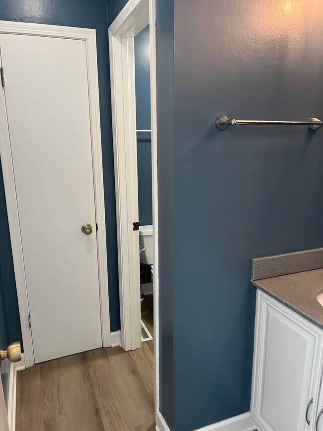 Building Photo - Beautiful Northeast Townhome!