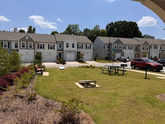 Building Photo - 3BR 2.5BA Townhome